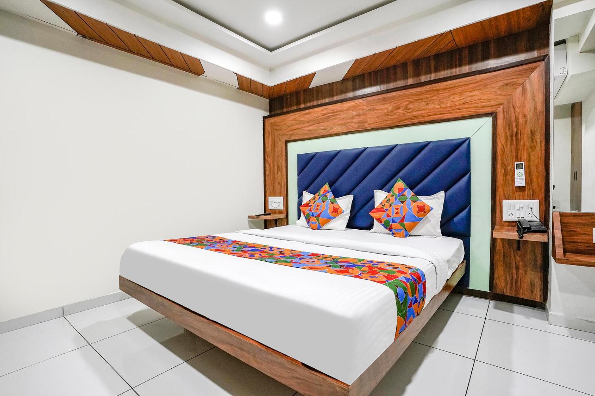Hotel Fabexpress Royal Bird Ahmedabad Exterior foto